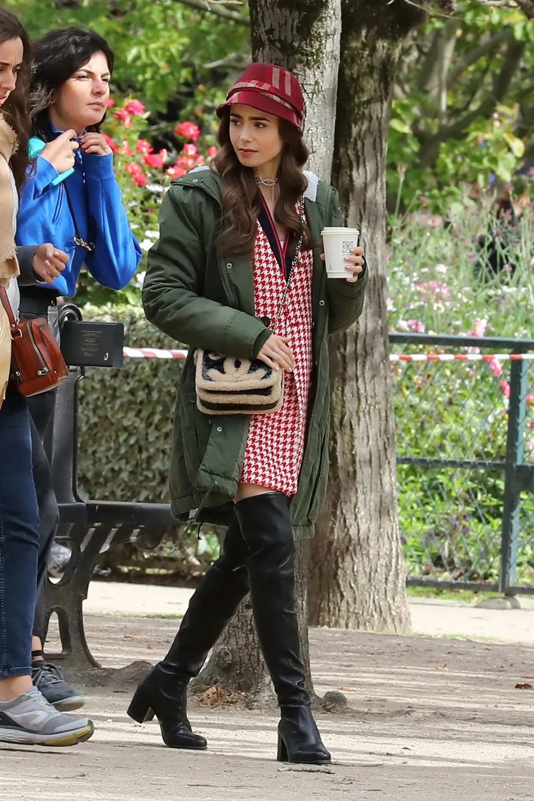 种草鹅的穿搭图片,lilycollins粉色大衣