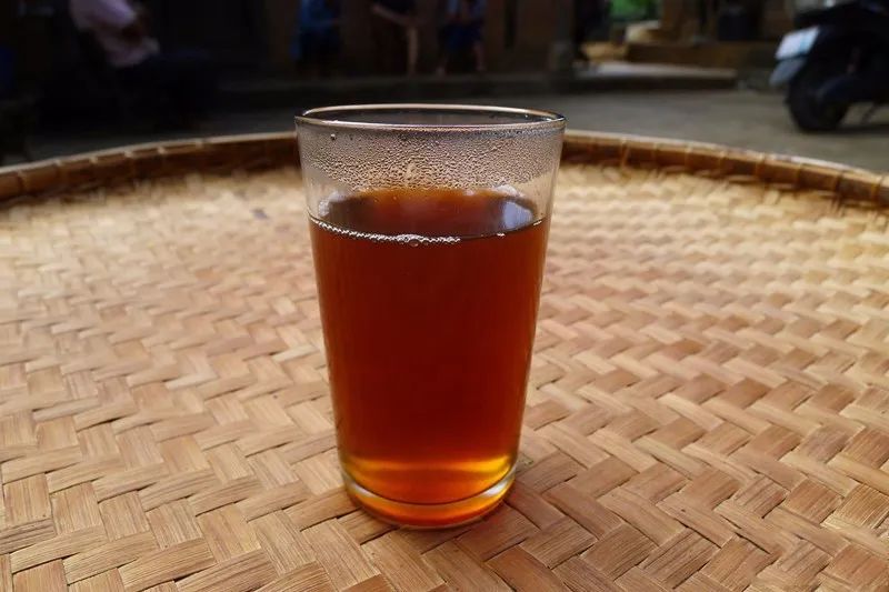 买红糖里面竟然有东西,买散装的红糖不甜特别红是真的吗