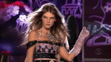 41岁妖孽超模养鸡种田,凭一张动图霸屏15年:原来这只老狐狸,早已修成了仙