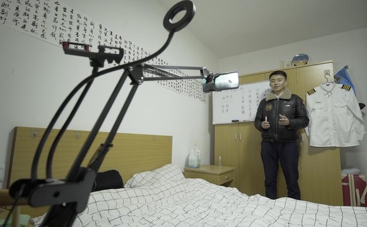 自制礼服，爱打篮球，云课堂教人抗疫……建德航空小镇这位“硬核”机长成网红