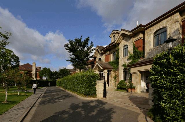 上海太魔幻！最高一套8000万，戴口罩排队抢豪宅，竟然打起来了！贫穷又限制了我的想象