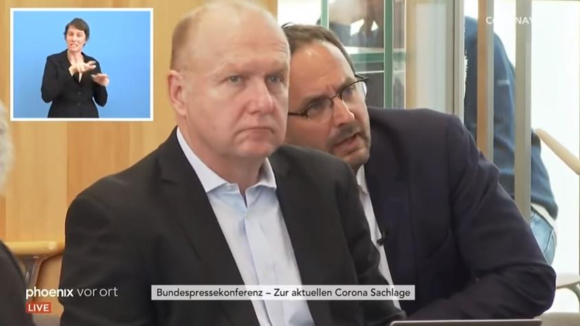 一盆冷水浇到透心凉,一盆凉水浇过去视频