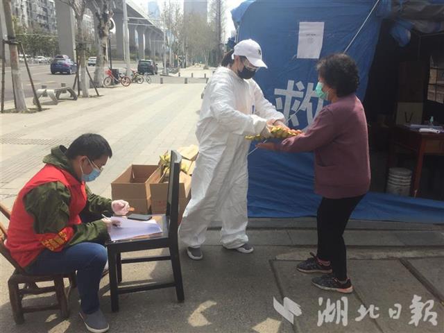 居民捐赠自家老物件,居民捐赠献爱心疫情防控增信心