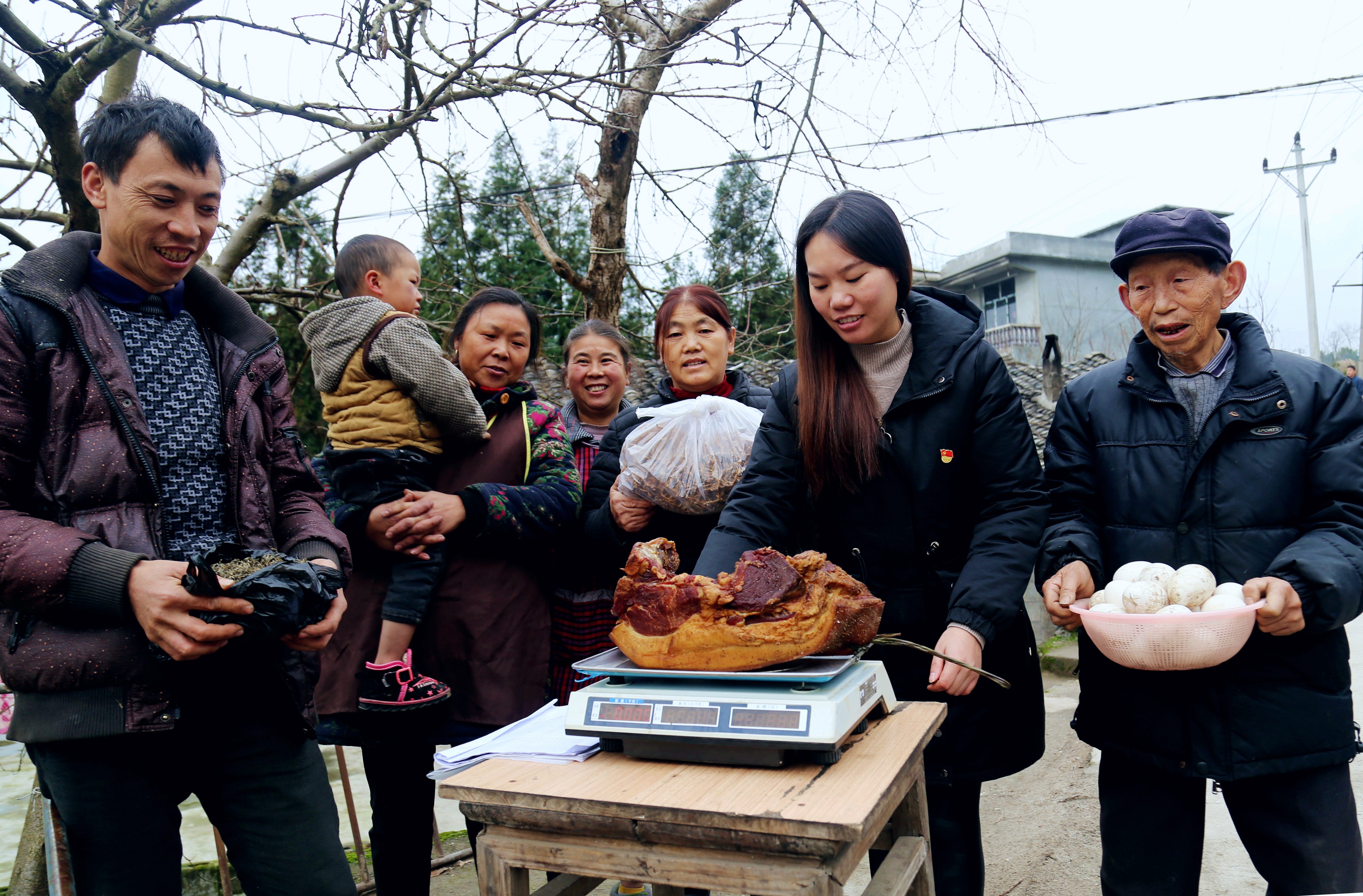 关注|黔江：*党**员“三亮”兴乡村