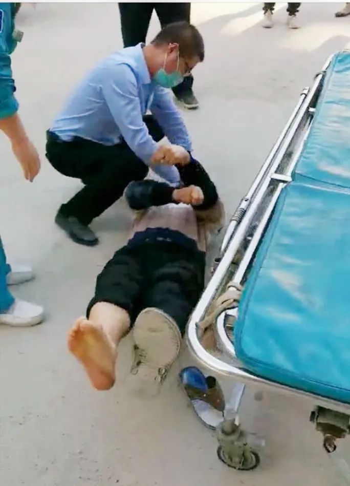 【帮扶故事】深中医支援广西隆林县医疗队员路边生死救援，成功抢救晕倒路人