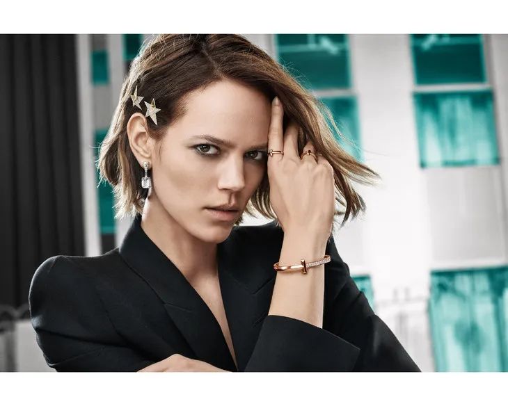 壹周潮话题|木村夫妇结婚20年首秀恩爱,海狸Kaia居家没忘秀身材