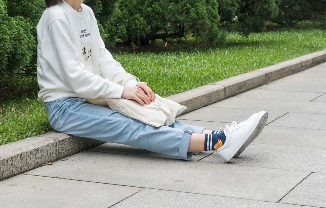 什么牌子小白鞋比较耐穿不累脚呢,小白鞋哪个款好穿舒服耐穿