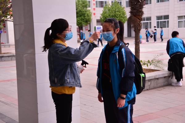 学子重返校园上课,学子归来开学季