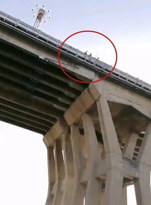 有人用禁用渔具在汉江一桥捕捉产卵的鱼！谁来管管？