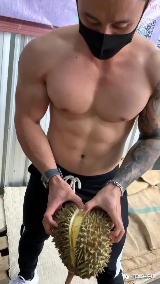 泰国健身教练赤膊卖榴莲走红,泰国健身教练榴莲