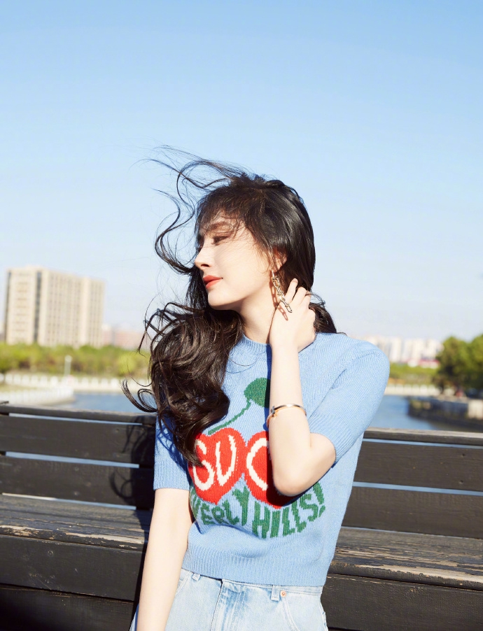 杨幂穿涂鸦短裙现身李佳琦直播间,杨幂来李佳琦到直播间状态如何