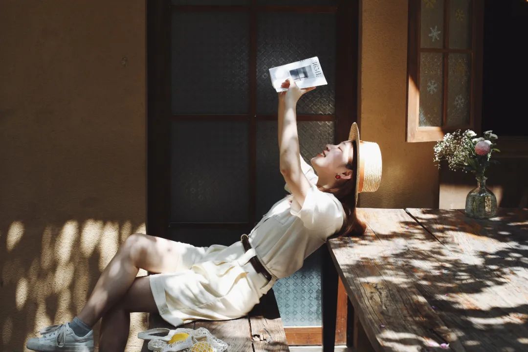 刘亦菲今年流行什么颜色,刘亦菲杨幂穿基本款照样美翻你