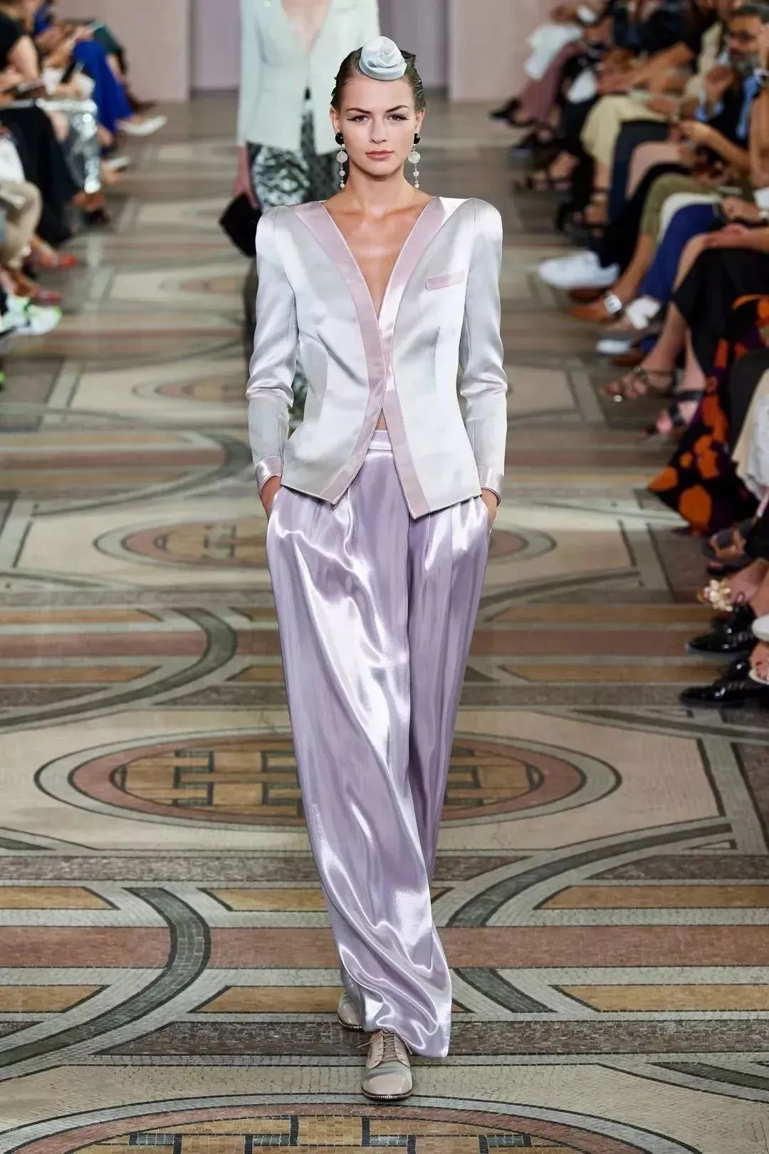 刘亦菲今年流行什么颜色,刘亦菲杨幂穿基本款照样美翻你