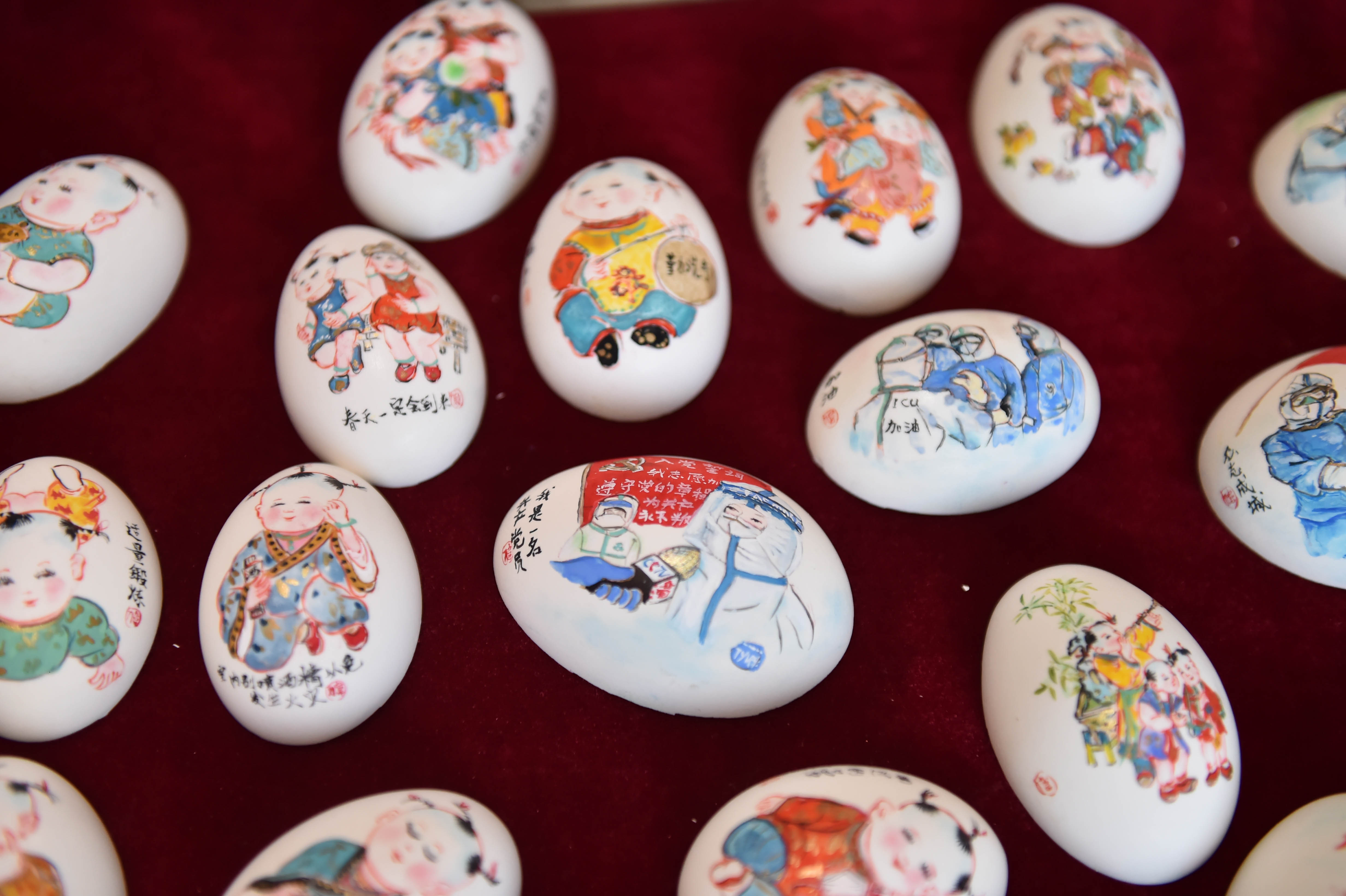 中国抗疫成功的绘画,艺术家为抗疫模范献上作品