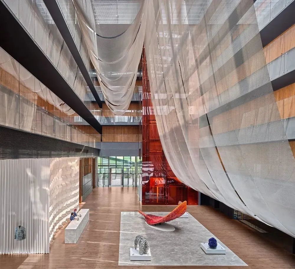 不热不堵人不多,城中开房度假难道不够爽吗?丨寻味