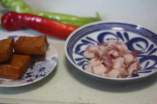 肉丁豆干炒酱家常做法,豆瓣豆干炒肉的做法