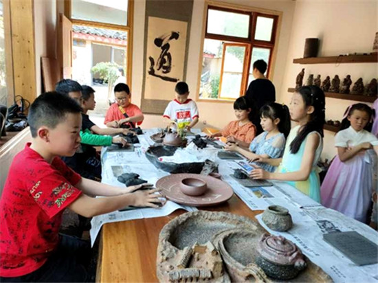 荥经县严道二小教育集团开展“赏绿色触金色敬红色”亲子研学活动