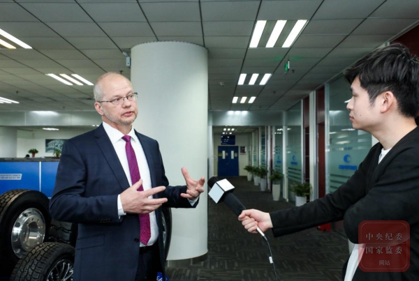 采访你是怎么放弃一个人的,有一万个离开的理由却只有一个