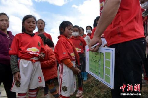 从大山里踢足球走出来的孩子,小孩在足球场踢足球