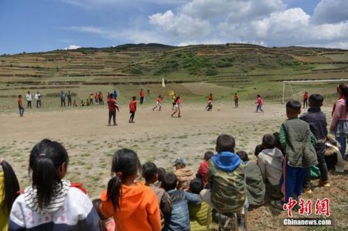 从大山里踢足球走出来的孩子,小孩在足球场踢足球
