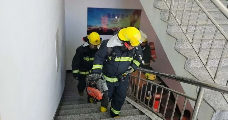 银行消防知识培训及消防演练,银行开展夏季消防演练