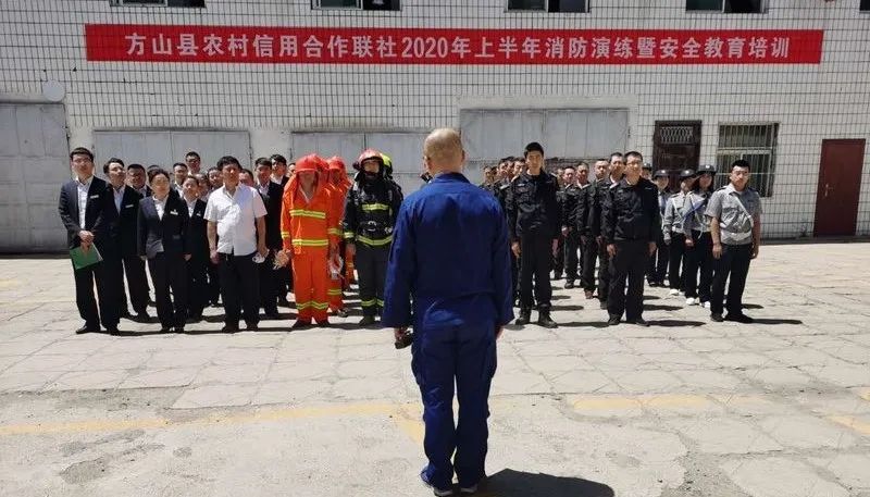 银行消防知识培训及消防演练,银行开展夏季消防演练
