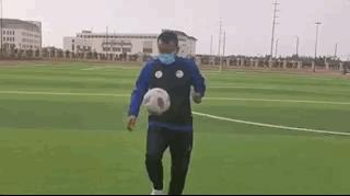 鐤儏闃村奖绗肩僵涓嬬殑瓒崇悆,鐤儏瓒崇悆