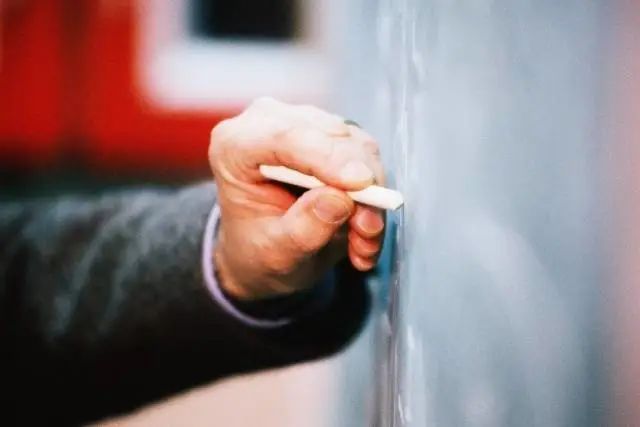 广东省义务教育免学费,学费全免每年给十几万的大学