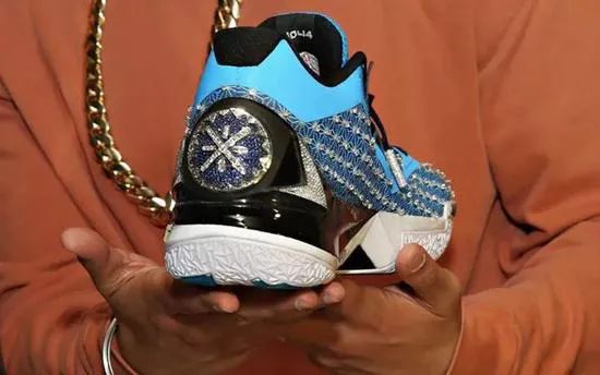 乔丹体育一双鞋大约多少钱,乔丹一双参赛球鞋拍卖出147美万元