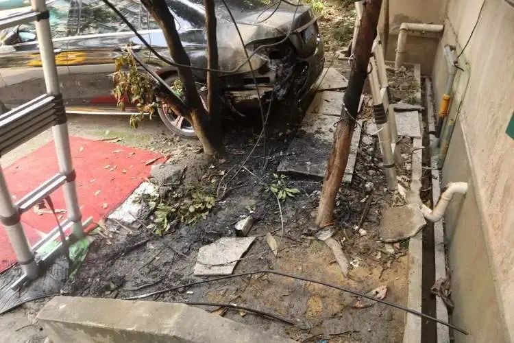 外卖小哥身陷火海,43岁外卖员死亡原因