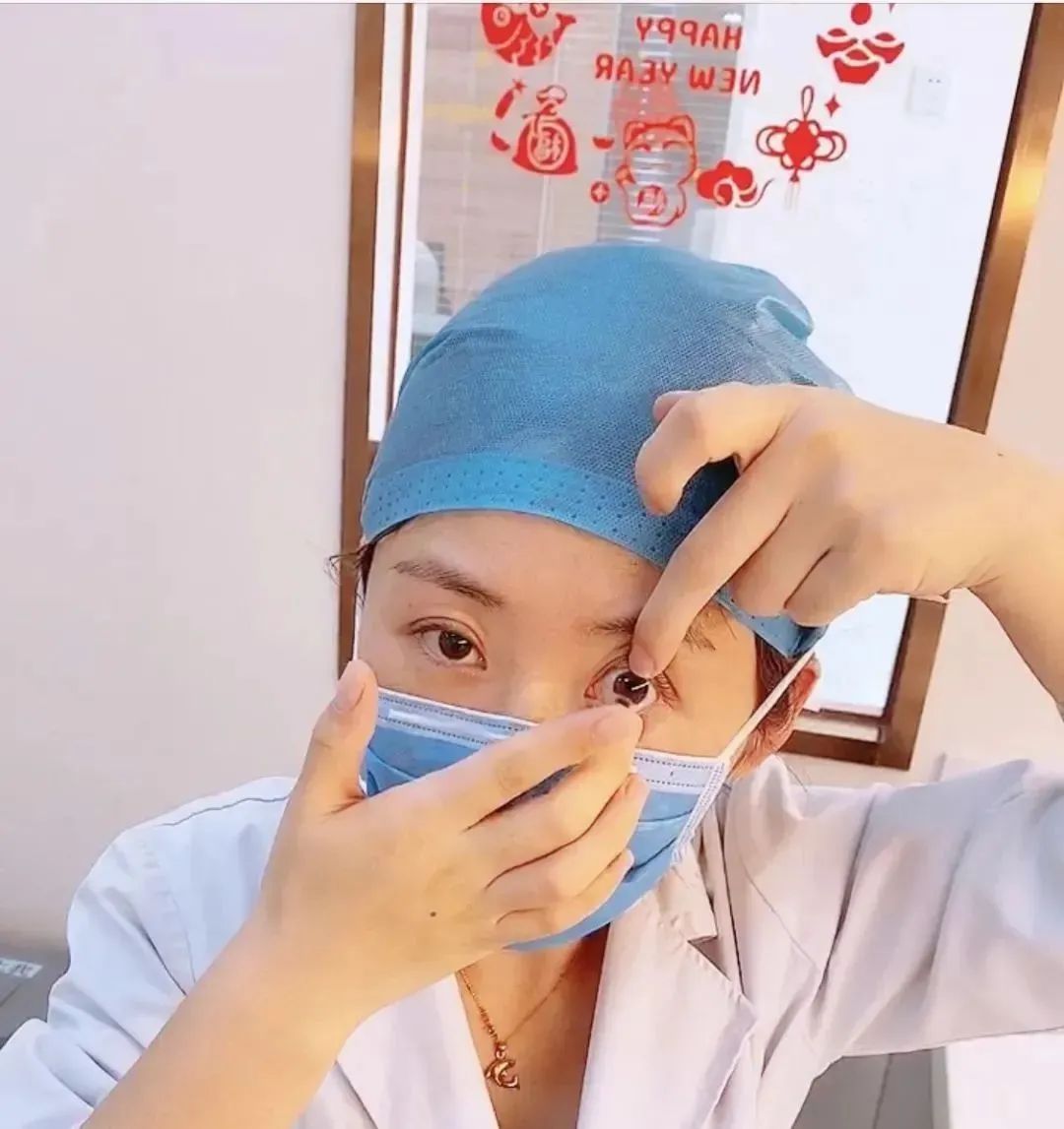眼科医生能帮忙摘隐形眼镜吗,隐形眼镜可以徒手摘吗