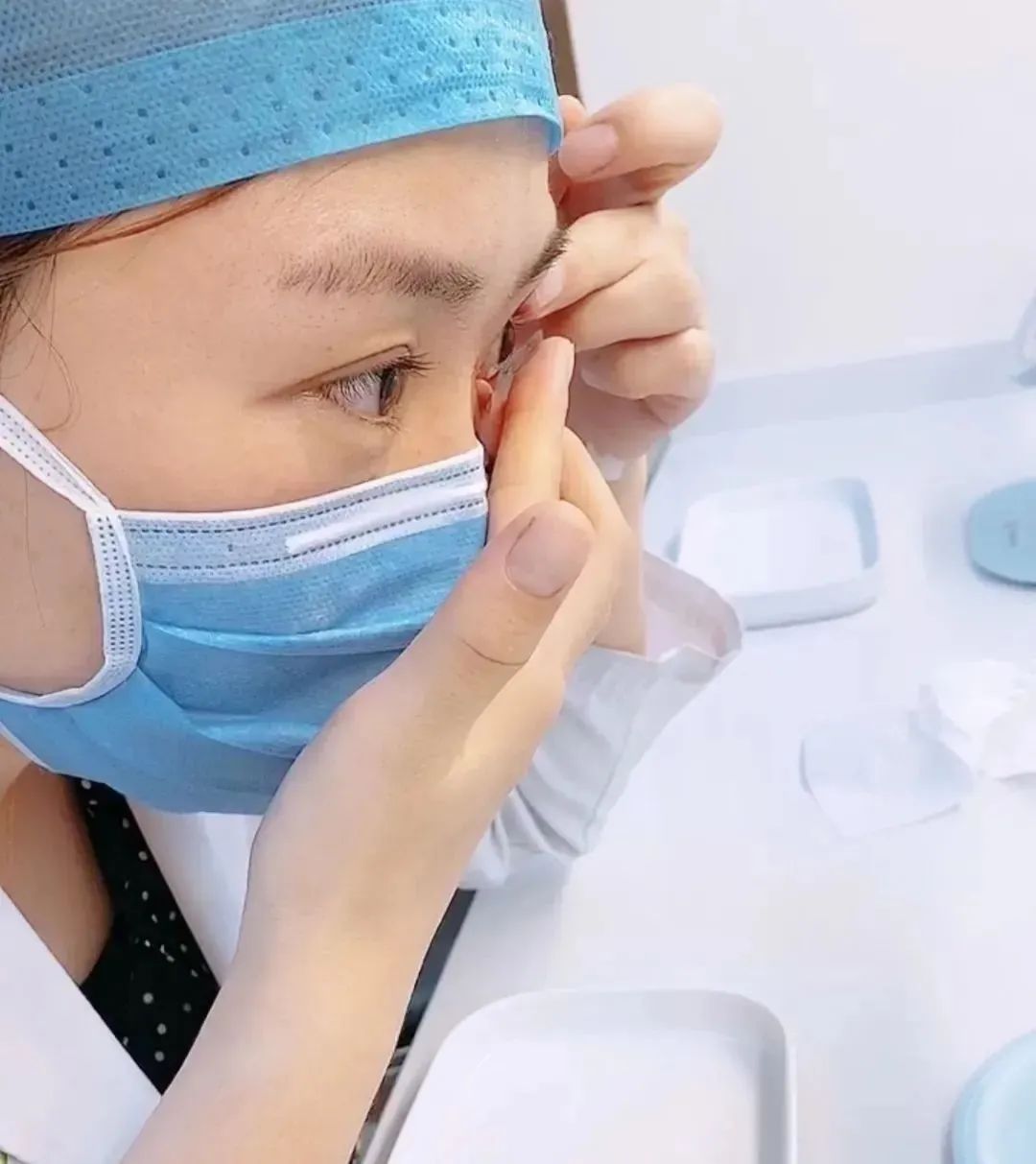 眼科医生能帮忙摘隐形眼镜吗,隐形眼镜可以徒手摘吗