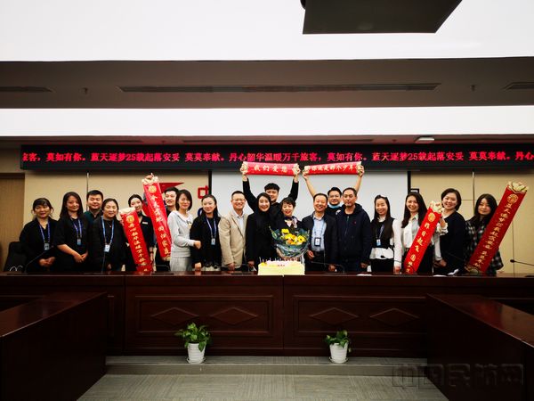 东航“服务明星”莫慧群：25年乘务生涯真心不易