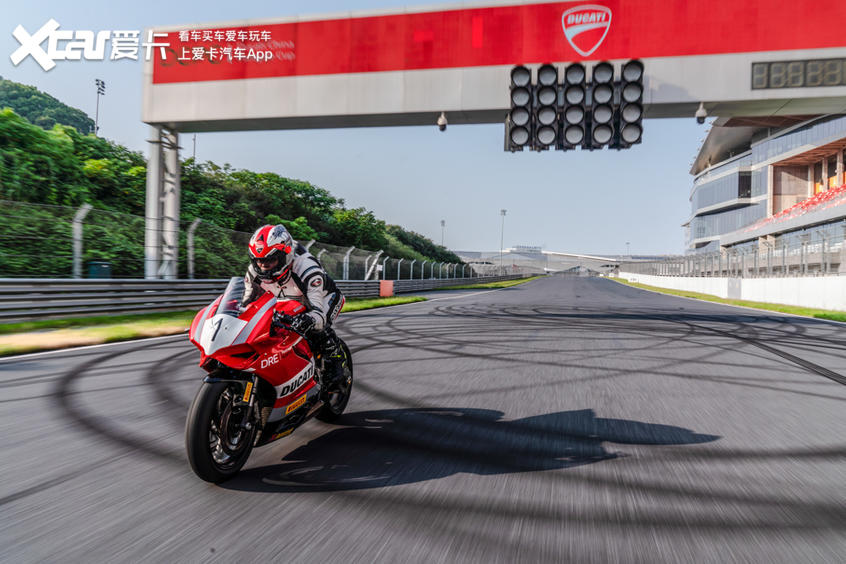 这才是杜卡迪的正确驾驶方法,杜卡迪应该怎么骑才舒服