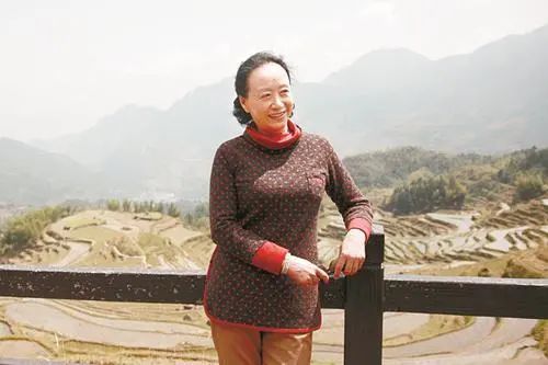 张抗抗、张婴音合著《姐妹》：展现文学世家的岁月图景