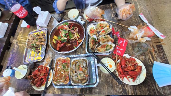 夜市亮了|“赌上全部身家拼一把”，隐藏在杭州钱江新城的大排档，吃吗？