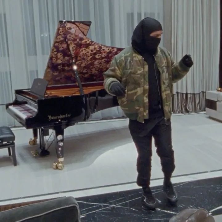 杰伦黑丝绸，TS天价AF1，近期MV中的“私藏热爱”各不相同