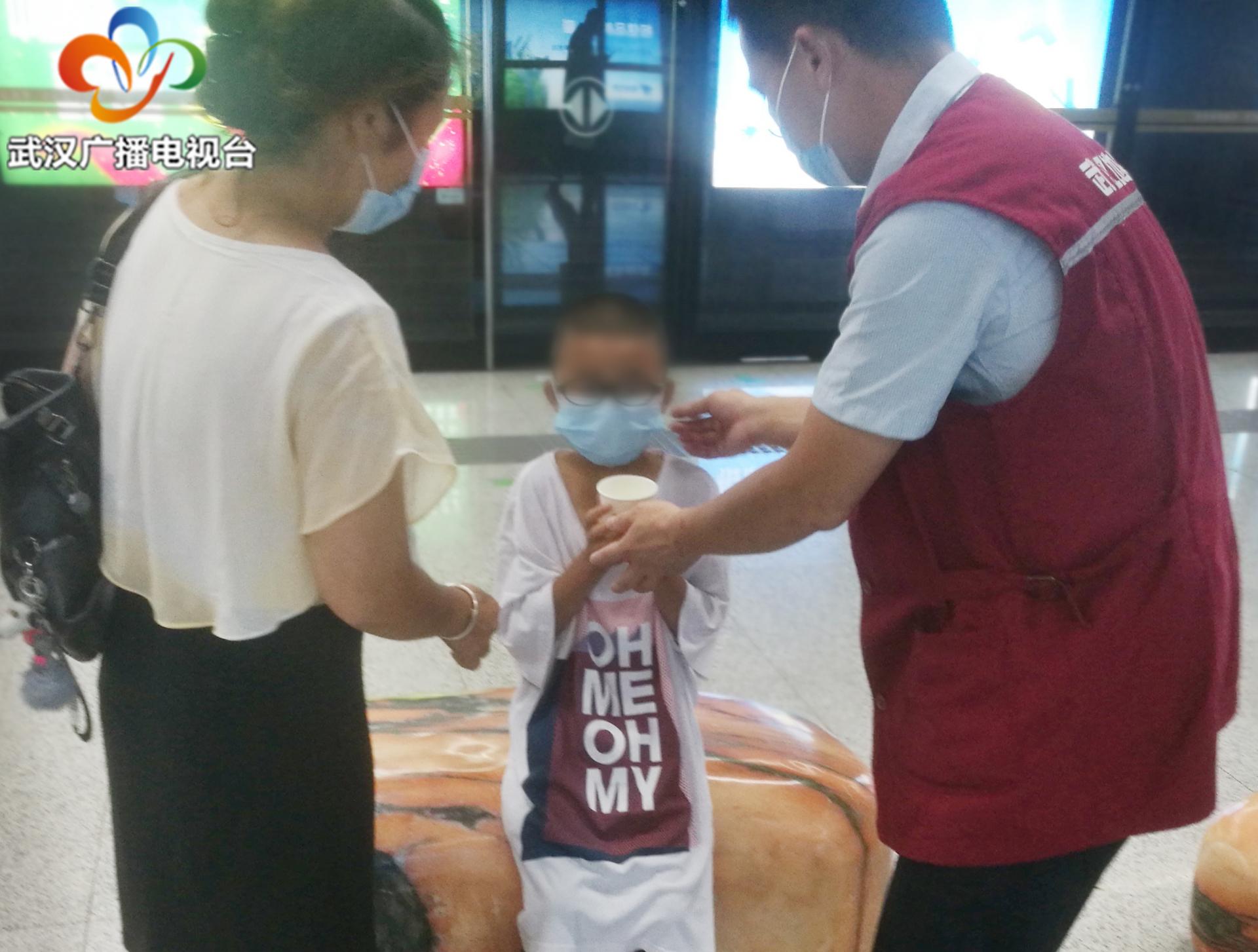 地铁暴雨乘客暖心,地铁员工带给我的感动