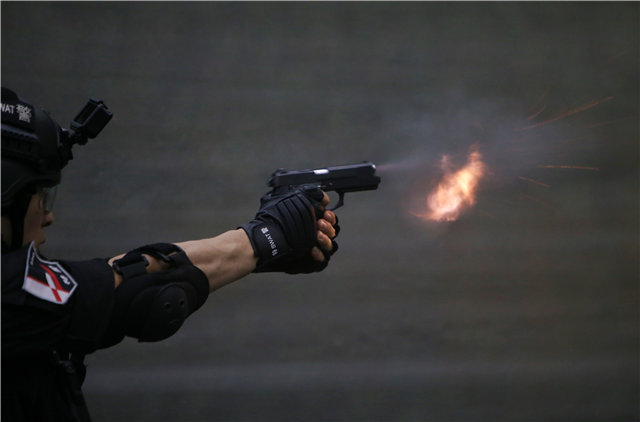 摸枪一个半月,速成“*击狙**之王”!95后警花小姐姐太飒了