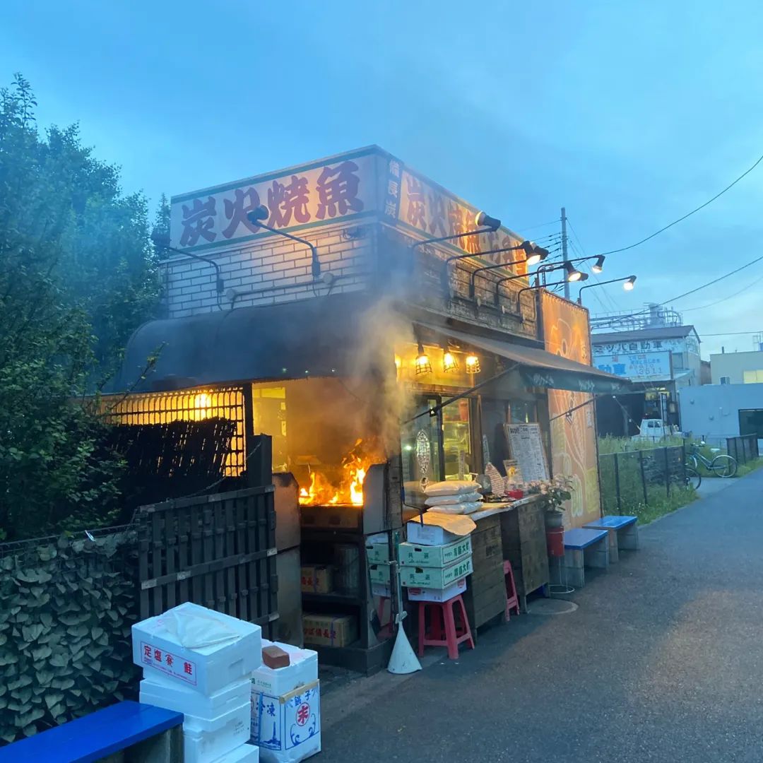 东京惊现“露天烧烤店”!烟大到日本人想报警,可这也太好吃了吧