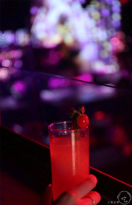 太刚了！这店居然敢开在「中国第一夜店」楼下...