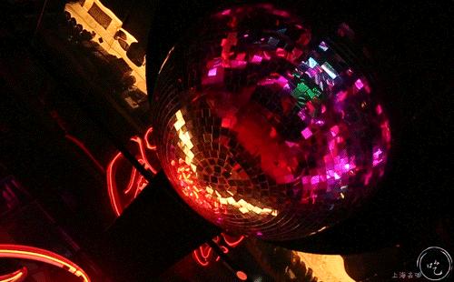 太刚了！这店居然敢开在「中国第一夜店」楼下...