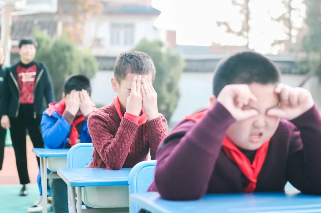 做了9年眼保健操还是近视了,那些年做过的眼保健操