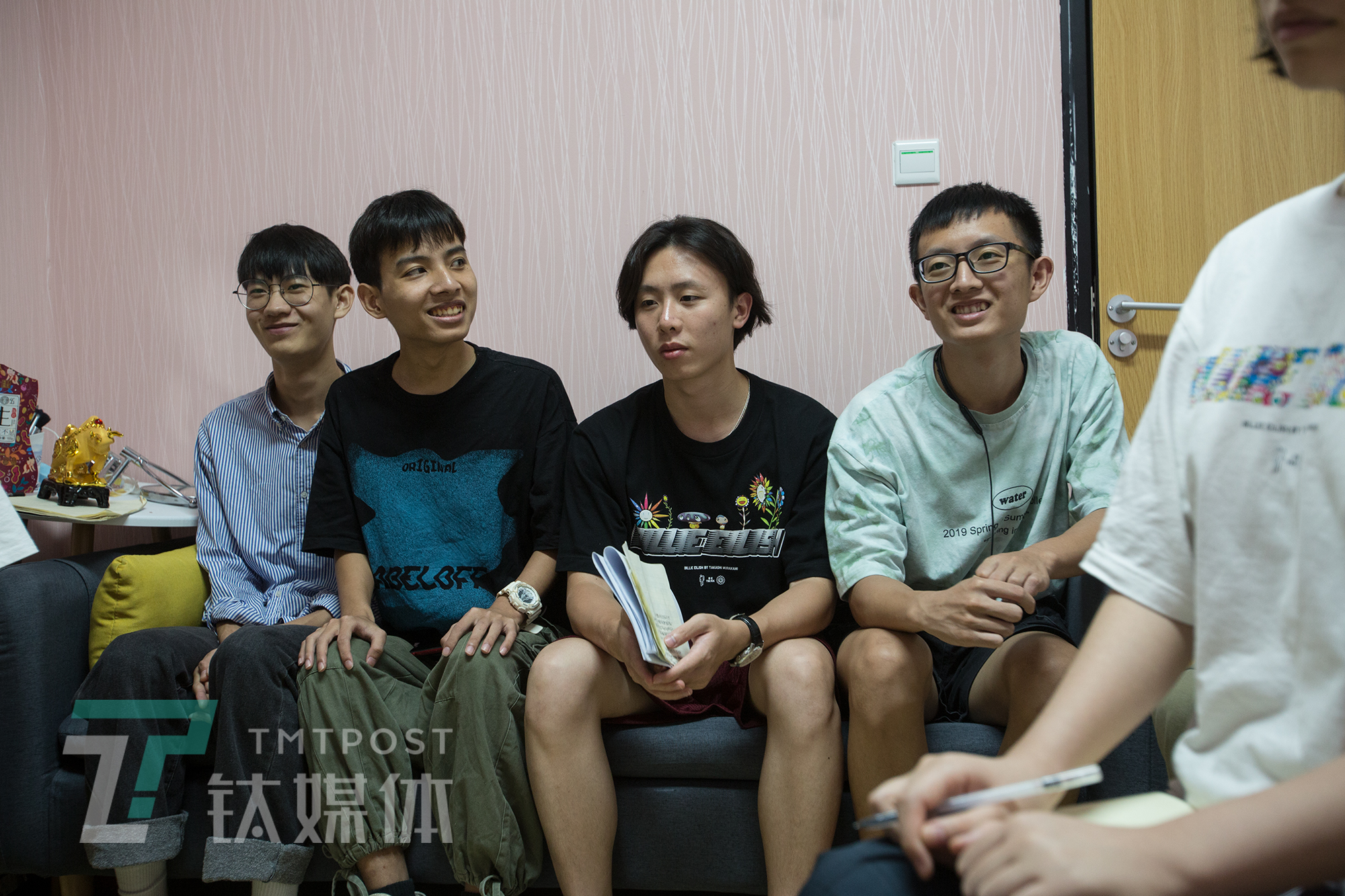 探访珠三角MCN培训课堂：工厂老板学直播卖货，应届毕业生想成李佳琦|钛媒体影像《在线》