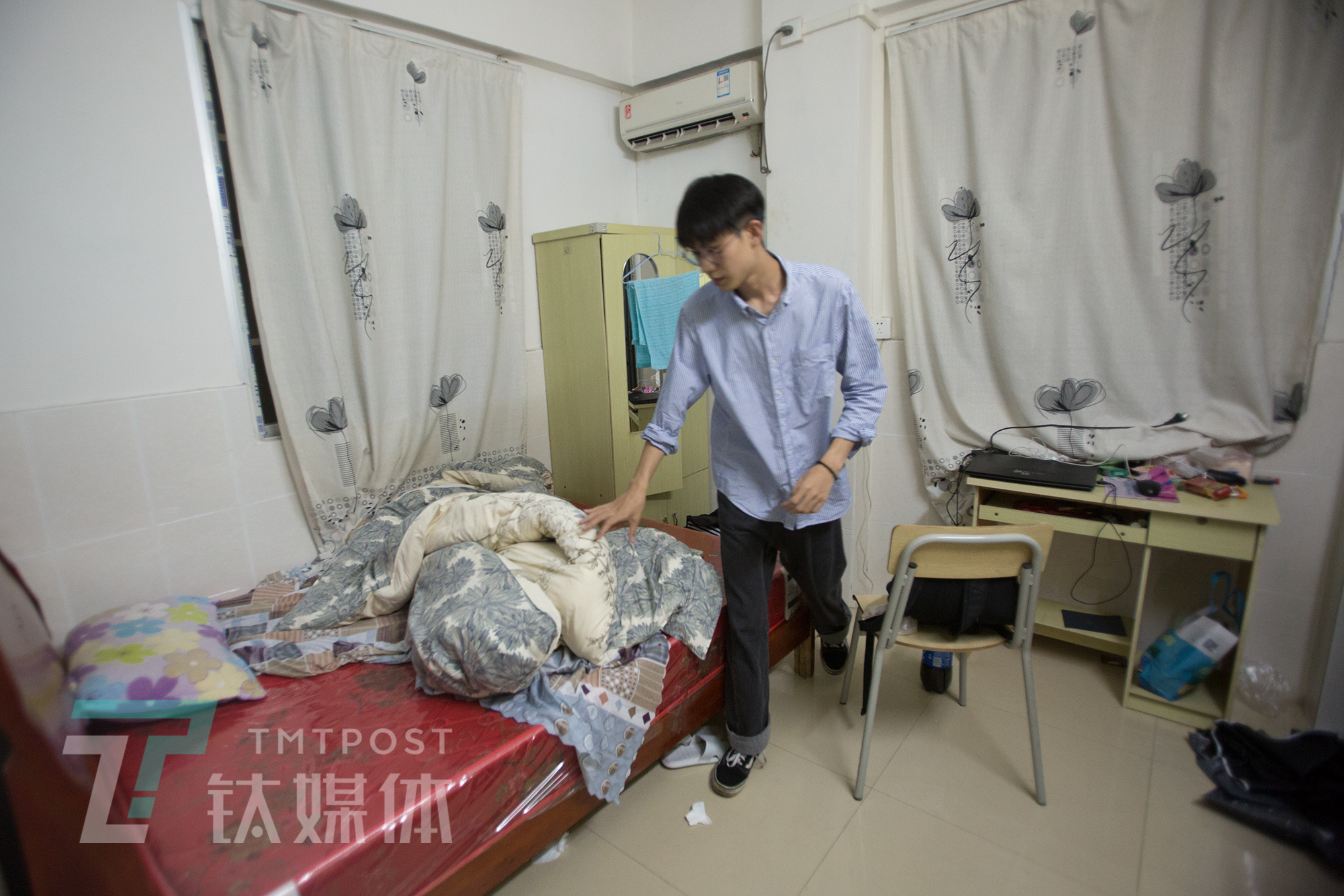 探访珠三角MCN培训课堂：工厂老板学直播卖货，应届毕业生想成李佳琦|钛媒体影像《在线》