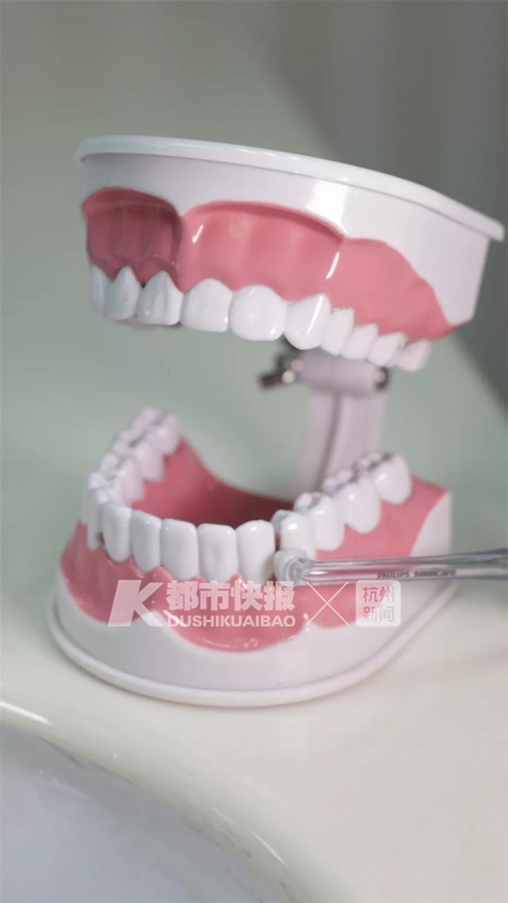 明星网红都在带货的水牙线，牙医自己会用吗？快报记者询问了12位口腔医院医生，他们最推荐这两个工具