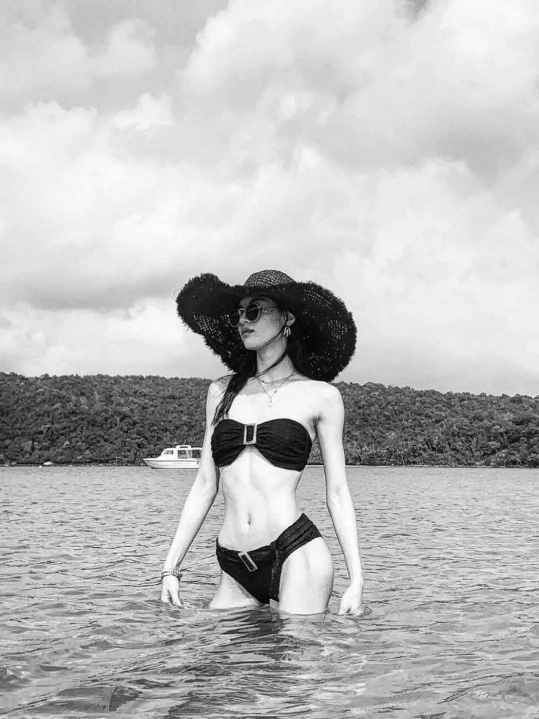 夏日泳装别致,海边浪漫泳衣