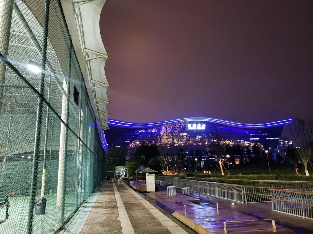 无边泳池、皮划艇湖区、室内篮球馆…原来成都高新的公园里有这么多运动空间！