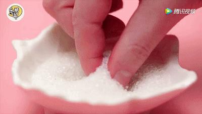 用什么方法可以清洁衣服上的污渍,衣服上的汽油污渍怎么去除小窍门