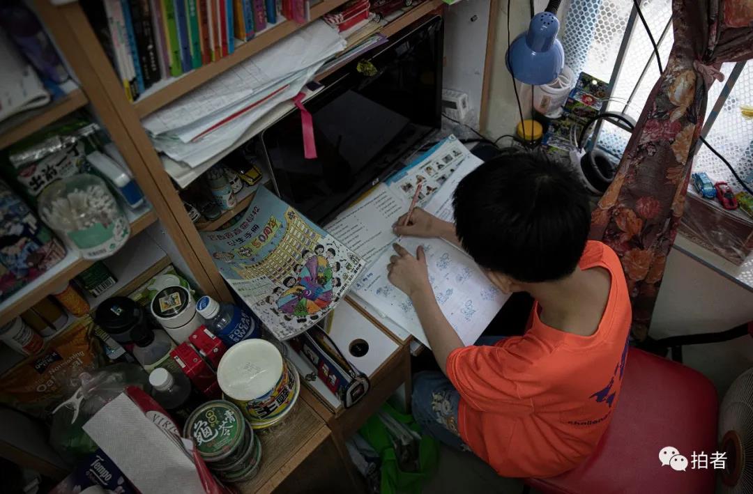 香港单亲妈妈住8平方劏房,香港深水埗劏房单亲妈妈